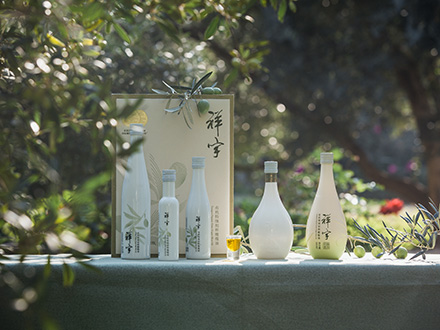 祥宇特級(jí)初榨橄欖油，純手工采摘、精選優(yōu)質(zhì)油橄欖鮮果，用意大利貝亞雷斯全自動(dòng)設(shè)備物理冷榨工藝，在鮮果采摘后8小時(shí)內(nèi)限時(shí)鮮榨而成。