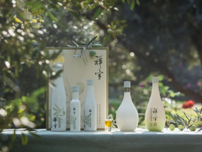 從甘肅隴南的青山幽谷，到一線(xiàn)城市的高端賣(mài)場(chǎng)；從一顆油橄欖在晨露中初綻的青澀，到一..